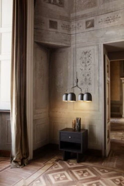 GUBI Howard Chandelier, 4 Arms, Short, Gunmetal Brass 10 GUBI Howard Chandelier, 4 Arms, Short, Gunmetal Brass -Gubi 19 lampe lys 0776 V2