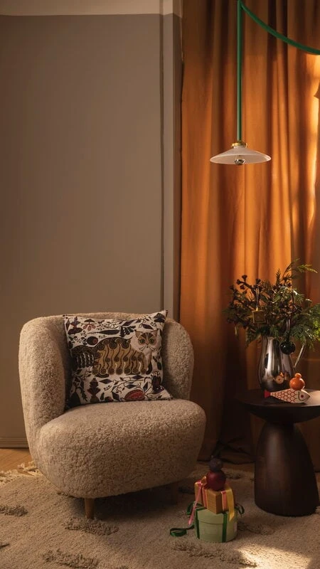 GUBI Stay Lounge Chair, Small, Offwhite Curly Sheepskin - Oak 7 GUBI Stay Lounge Chair, Small, Offwhite Curly Sheepskin - Oak - Image 5