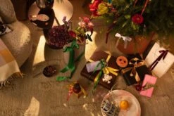 GUBI Stay Lounge Chair, Small, Offwhite Curly Sheepskin - Oak 10 GUBI Stay Lounge Chair, Small, Offwhite Curly Sheepskin - Oak -Gubi 2021 09 30 FDS Valmiit VVV 7