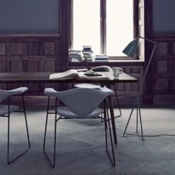 GUBI Gräshoppa Floor Lamp, Anthracite Grey -Gubi 52Gubi iso 1