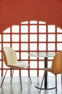 GUBI Beetle Chair, Black Chrome - Oak - Karakorum 001 10 GUBI Beetle Chair, Black Chrome - Oak - Karakorum 001 -Gubi GUBI CASTROCARO0793