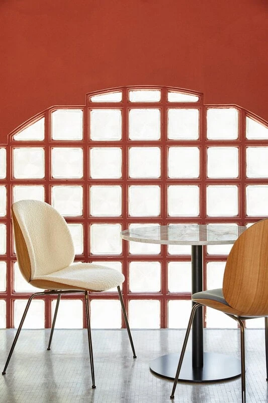 GUBI Beetle Chair, Black Chrome - Oak - Karakorum 001 6 GUBI Beetle Chair, Black Chrome - Oak - Karakorum 001 - Image 4