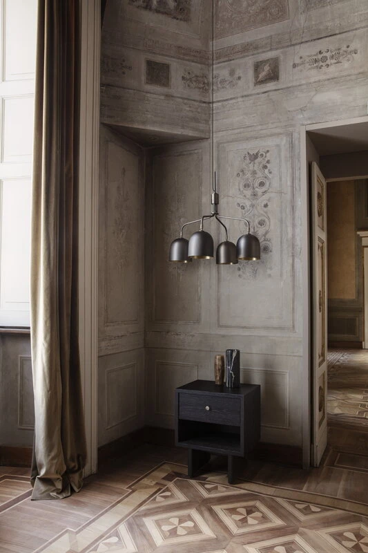 GUBI Howard Chandelier, 4 Arms, Short, Gunmetal Brass 7 GUBI Howard Chandelier, 4 Arms, Short, Gunmetal Brass - Image 5