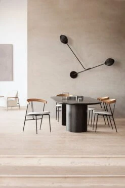 GUBI Violin Chair, Oak - Karakorum 001 7 GUBI Violin Chair, Oak - Karakorum 001 -Gubi GUBI borde 03 v2