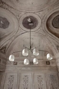 GUBI Howard Chandelier, 6 Arms, Bone China 10 GUBI Howard Chandelier, 6 Arms, Bone China -Gubi Gubi Fall2021 39