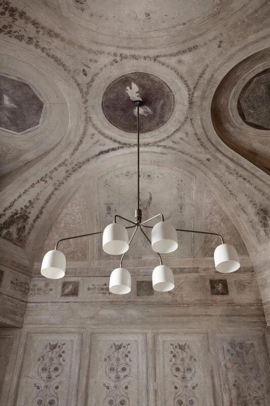 GUBI Howard Chandelier, 6 Arms, Bone China 5 GUBI Howard Chandelier, 6 Arms, Bone China - Image 3