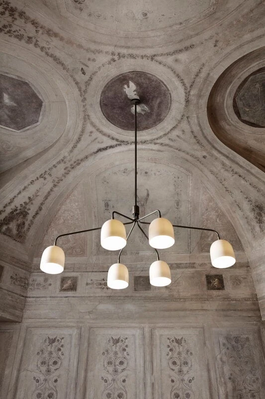 GUBI Howard Chandelier, 6 Arms, Bone China 7 GUBI Howard Chandelier, 6 Arms, Bone China - Image 5