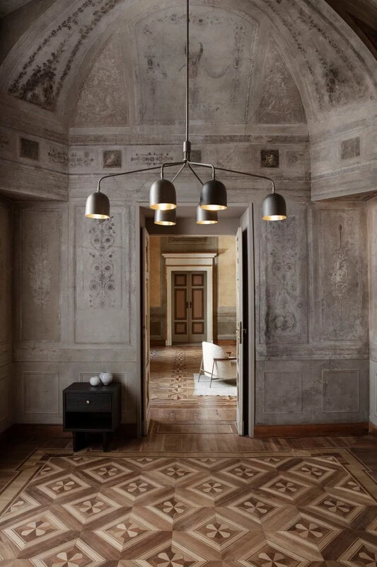 GUBI Howard Chandelier, 6 Arms, Gunmetal Brass 6 GUBI Howard Chandelier, 6 Arms, Gunmetal Brass - Image 4