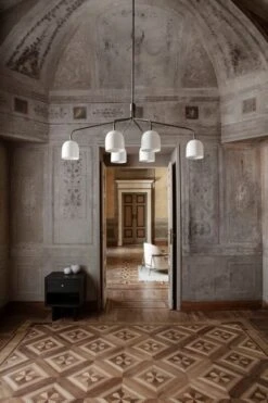 GUBI Howard Chandelier, 6 Arms, Bone China 11 GUBI Howard Chandelier, 6 Arms, Bone China -Gubi Gubi Fall2021 43