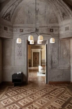 GUBI Howard Chandelier, 6 Arms, Bone China 13 GUBI Howard Chandelier, 6 Arms, Bone China -Gubi Gubi Fall2021 44