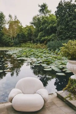 GUBI Pacha Outdoor Lounge Chair With Armrest, Swivel Base, Lorkey 40 -Gubi Gubi Goes Al Fresco Pacha