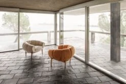 GUBI Croissant Lounge Chair, Oiled Oak - Dedar Smilla 002 11 GUBI Croissant Lounge Chair, Oiled Oak - Dedar Smilla 002 -Gubi Gubi Spring 2021 Lifestyle1