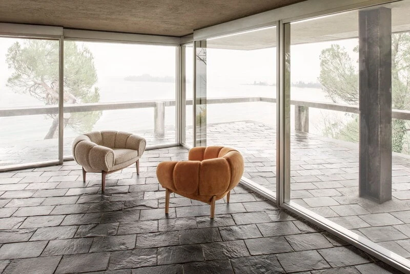 GUBI Croissant Lounge Chair, Oiled Oak - Dedar Smilla 002 7 GUBI Croissant Lounge Chair, Oiled Oak - Dedar Smilla 002 - Image 5