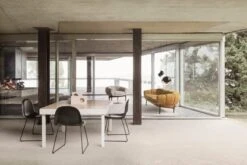 GUBI Croissant 3-seater Sofa, Oiled Walnut - Chamois Cuoio 1708 13 GUBI Croissant 3-seater Sofa, Oiled Walnut - Chamois Cuoio 1708 -Gubi Gubi Spring 2021 Lifestyle17