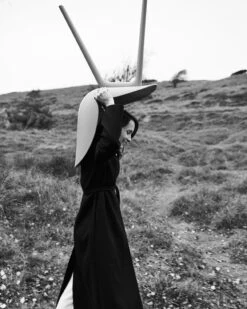 GUBI Beetle Outdoor Dining Chair, Alabaster White 11 GUBI Beetle Outdoor Dining Chair, Alabaster White -Gubi beetle bring pic3 fig